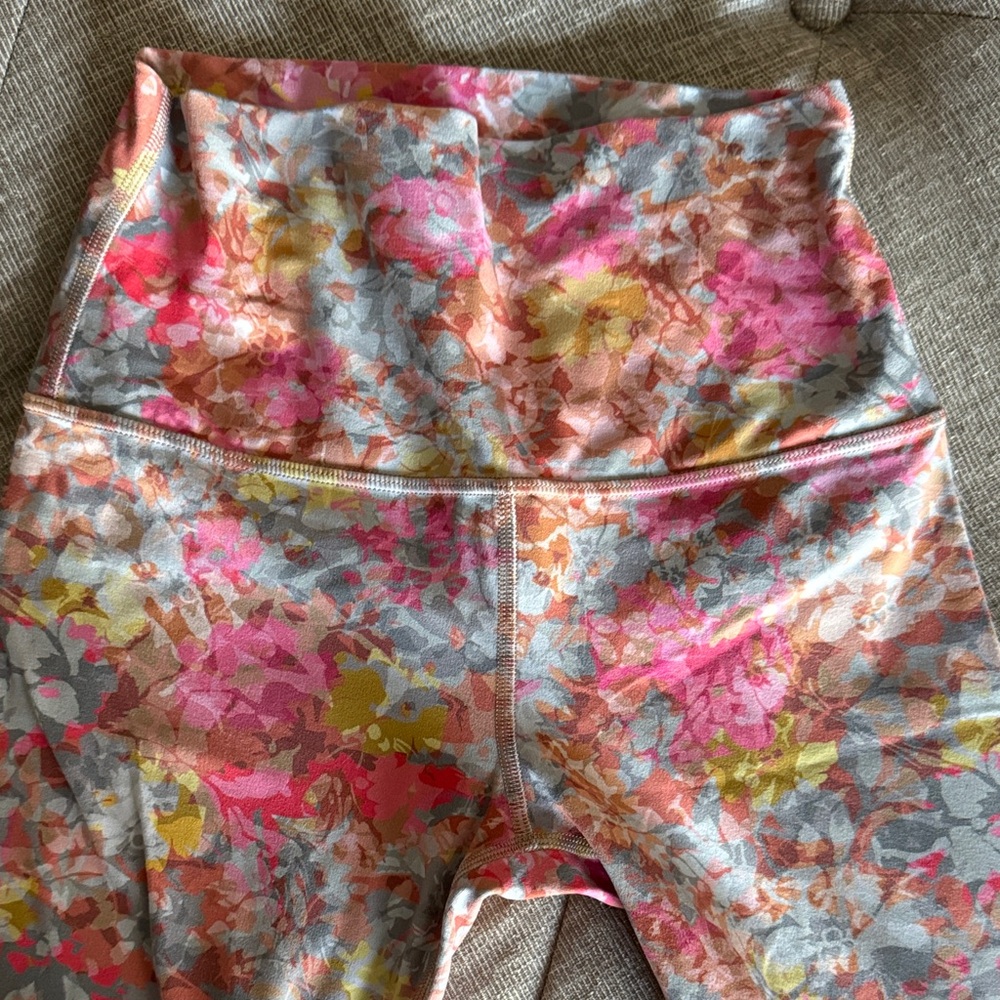LULULEMON Align floral leggings. Size 4 - Picture 3 of 7
